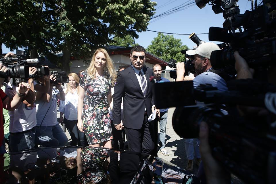 FOTO&VIDEO/ Cristi Borcea a ieșit din închisoare. Valentina Pelinel l-a așteptat la poarta penitenciarului