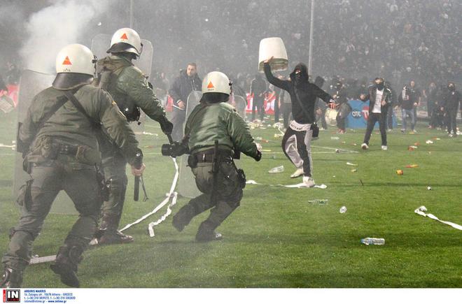 Război în Grecia: meciul PAOK - Olympiacos a fost abandonat. ^Fanii au intrat pe teren! Antrenorul oaspeților a fost lovit / VIDEO