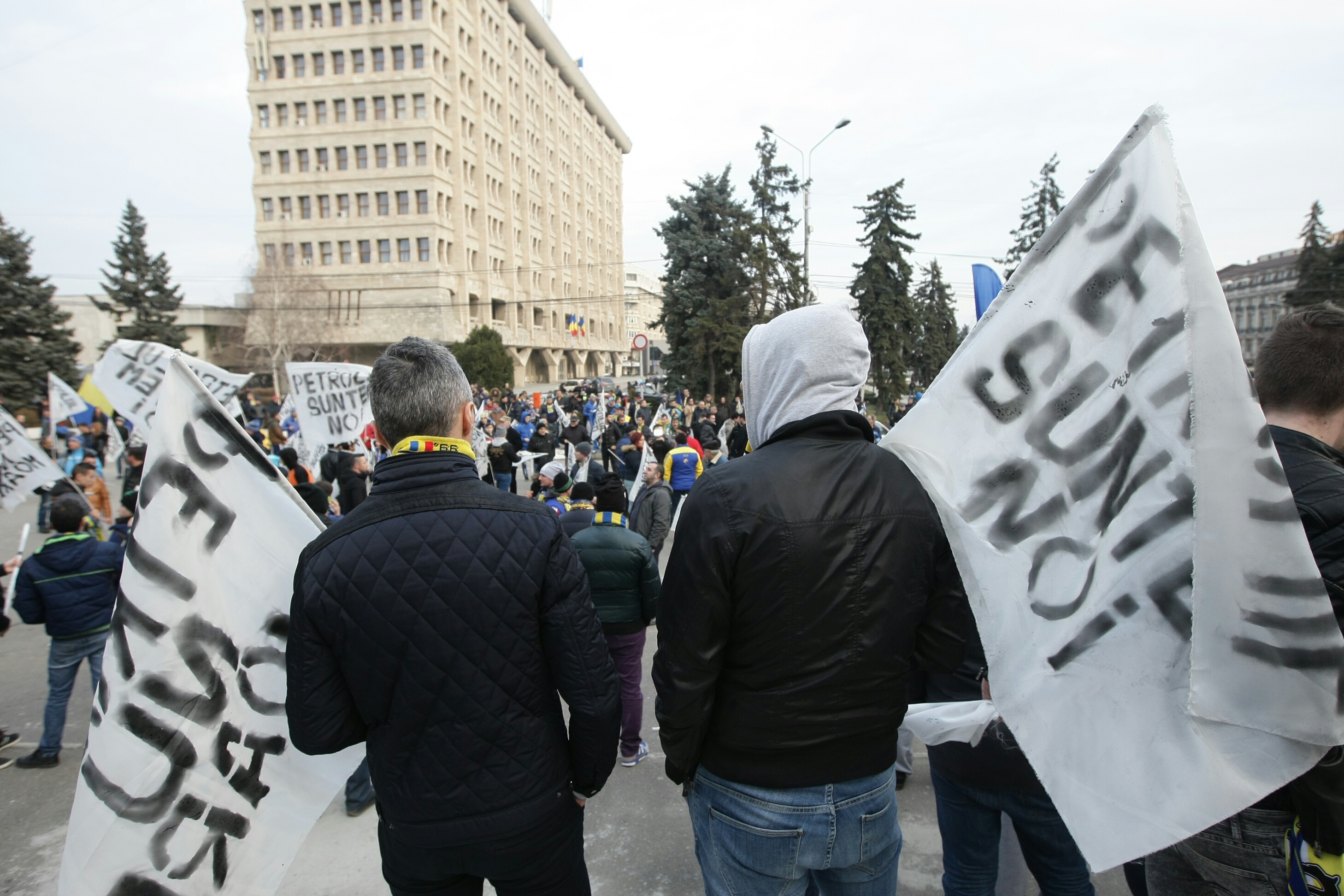 Miting al suporterilor Petrolului împotriva patronului / GALERIE FOTO