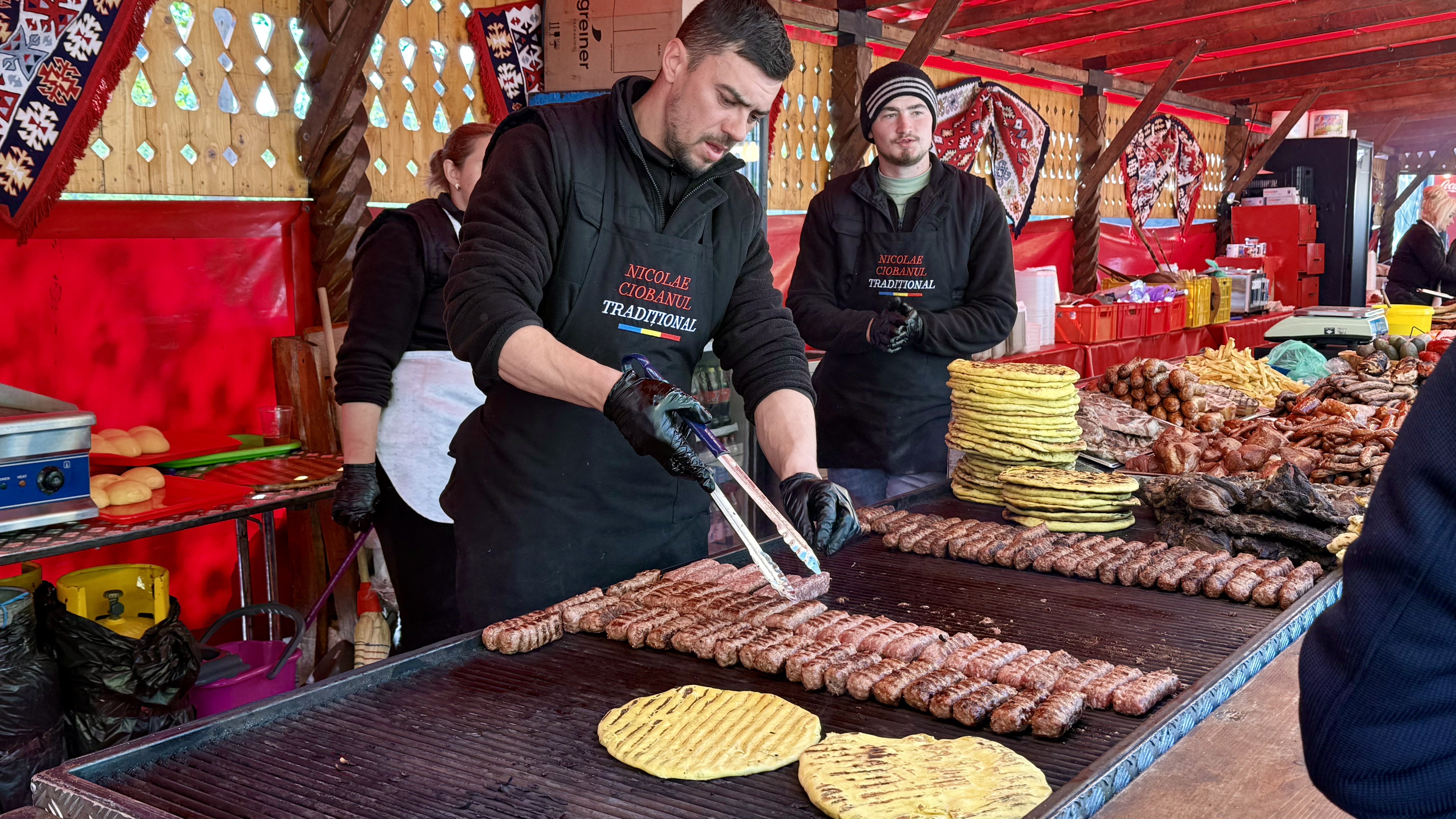 Cozi la mici de 1 Mai. Cum s-a transformat rondul din Piața Alba Iulia într-un uriaș grătar în aer liber