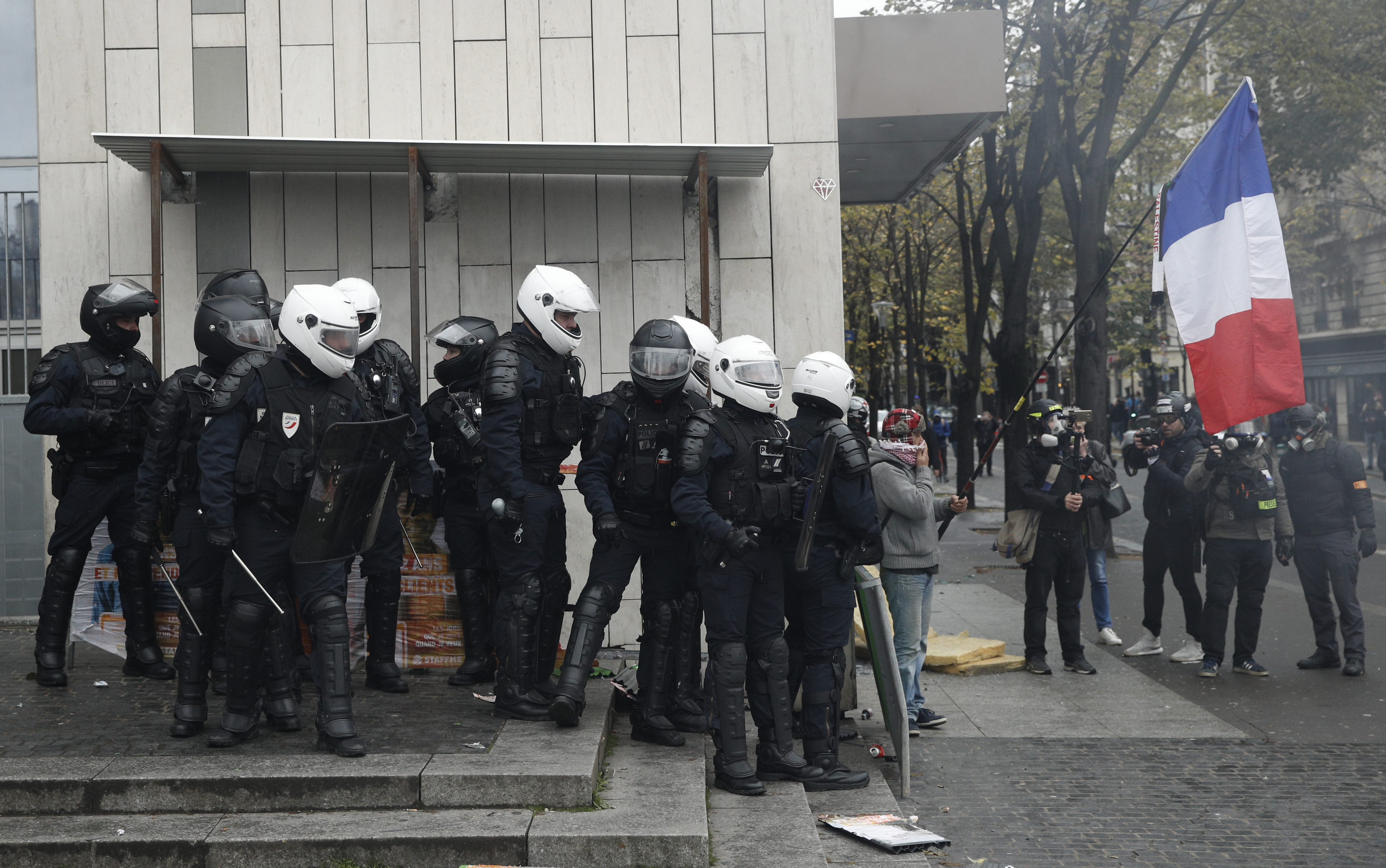 UPDATE | Noi violențe la Paris, la aniversarea unui an de la protestele „Vestelor Galbene”. Polițiștii au folosit gaze lacrimogene și au reținut peste 100 de persoane