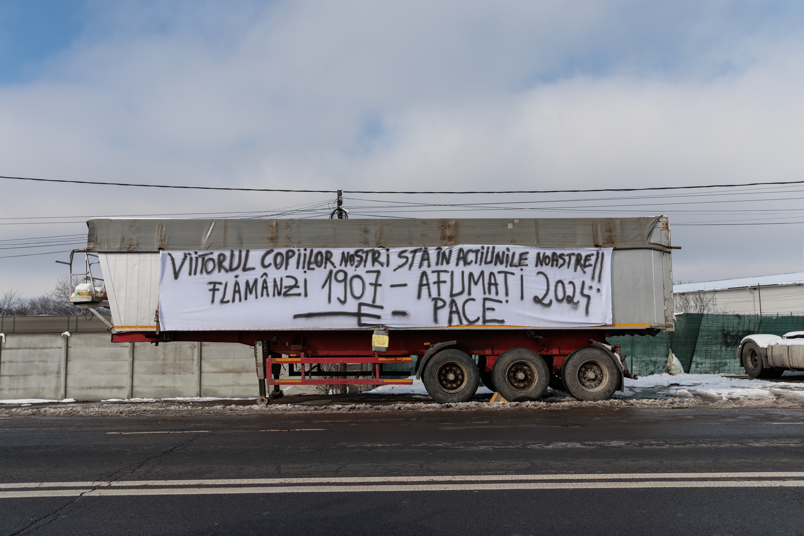 REPORTAJ. Ce nu s-a văzut la TV de la adevăratul protest al transportatorilor și fermierilor: „Ne învățăm copiii să plece în altă parte. Nu putem să-i condamnăm la sărăcie”