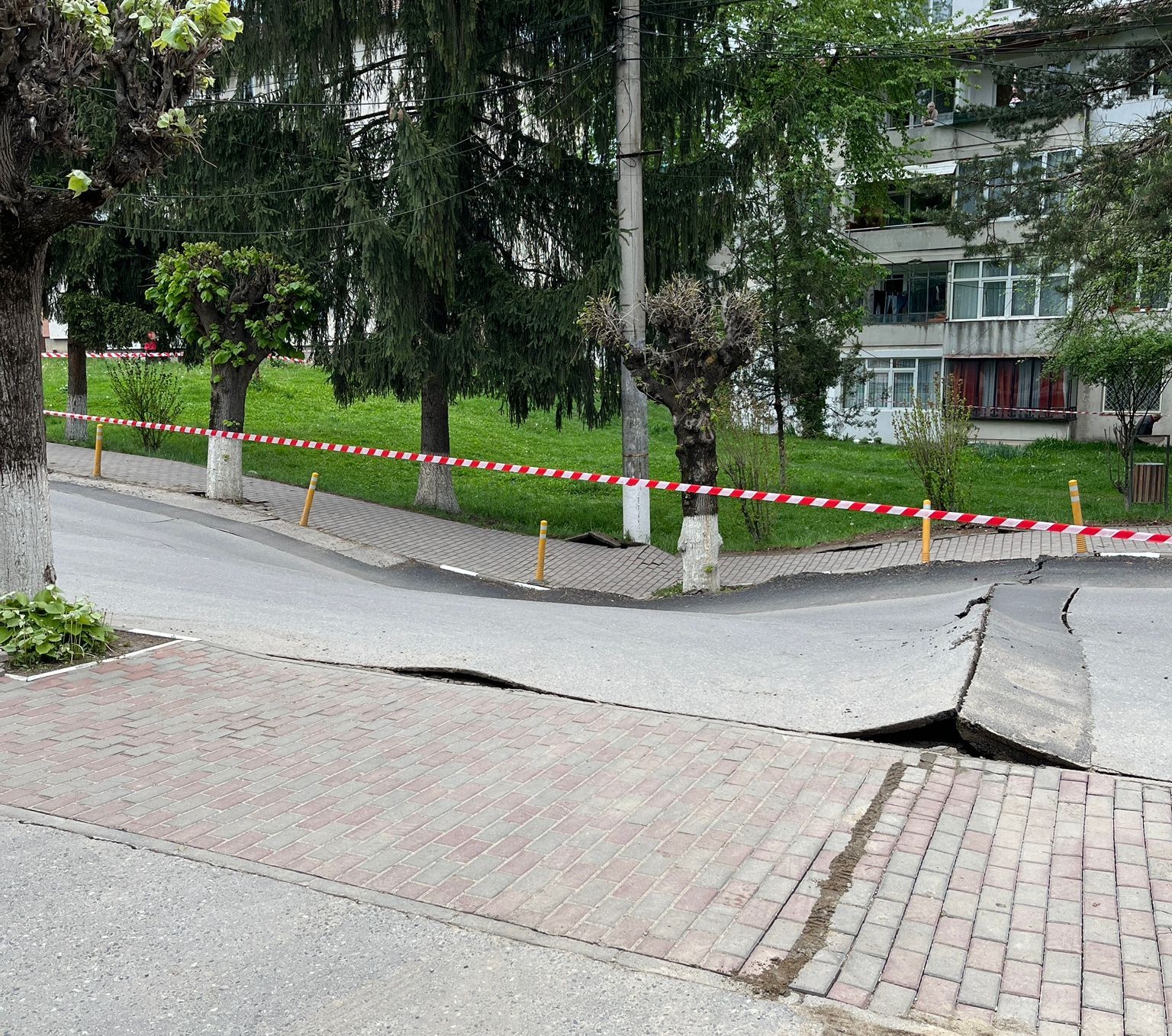 O stradă din orașul Slănic s-a surpat. Crater adânc de 2 metri, pe o suprafață de 60 mp. Locuitorii din zonă, evacuați. „Fuge pământul sub noi”