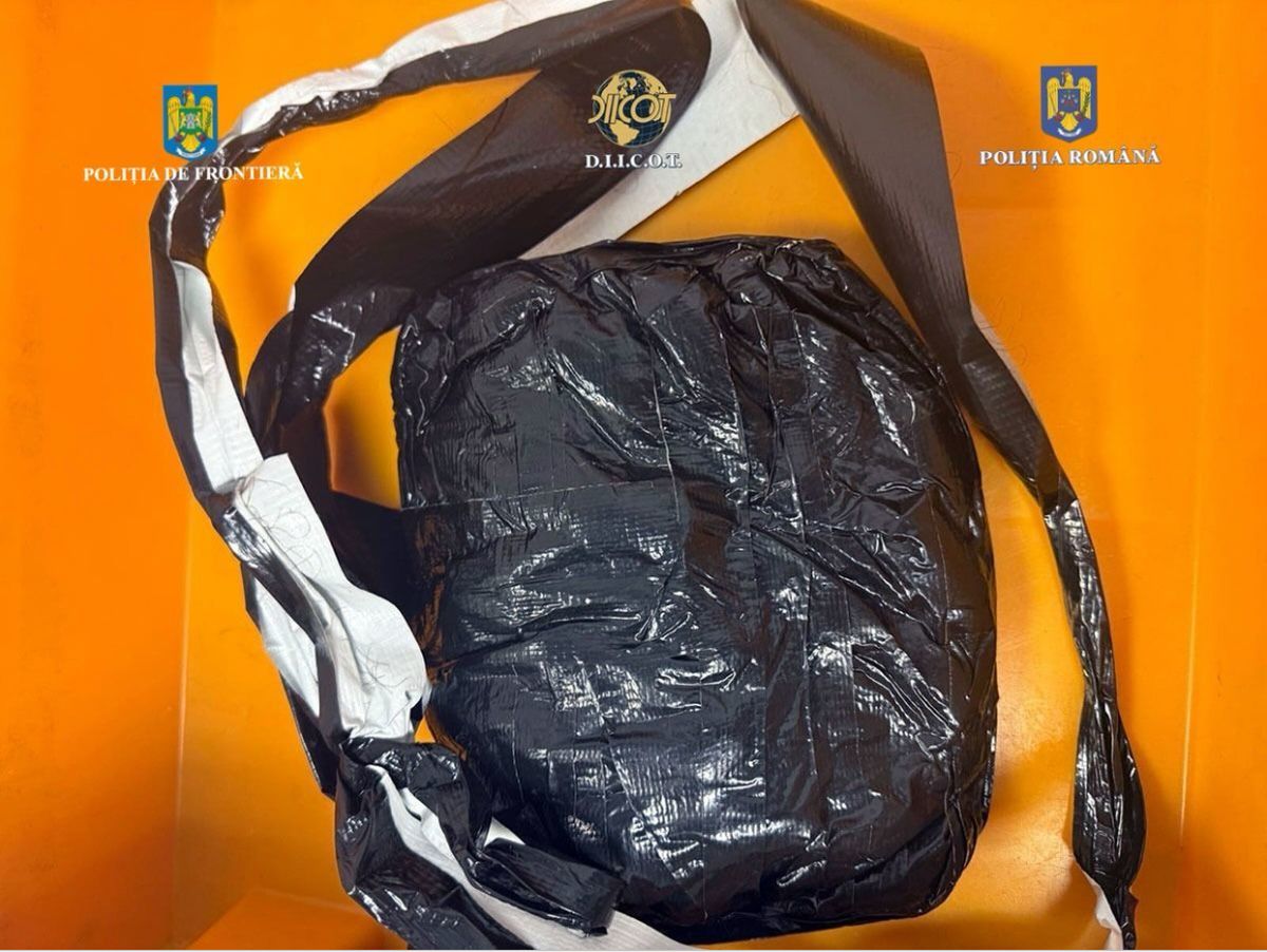 Un brazilian care înghițise capsule cu cocaină și avea altele lipite pe picioare, prins pe Aeroportul Otopeni din București - Foto