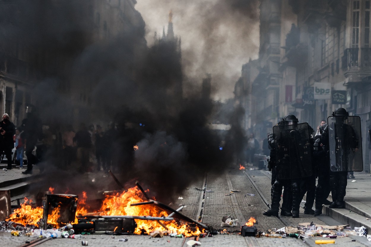 Guvernul francez „nu va ceda în fața violenței”, a spus Emmanuel Macron după protestele de joi față de reforma pensiilor