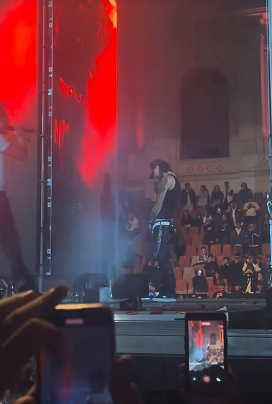 Ian a urinat pe scenă în timpul concertului de la Arenele Romane 