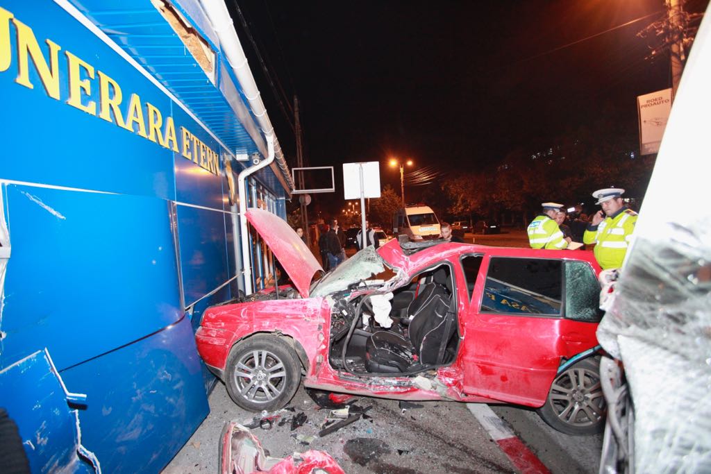 Autobuz proiectat într-o casă funerară, în urma unui accident în Buzău. Trei tineri, printre care doi minori, la spital