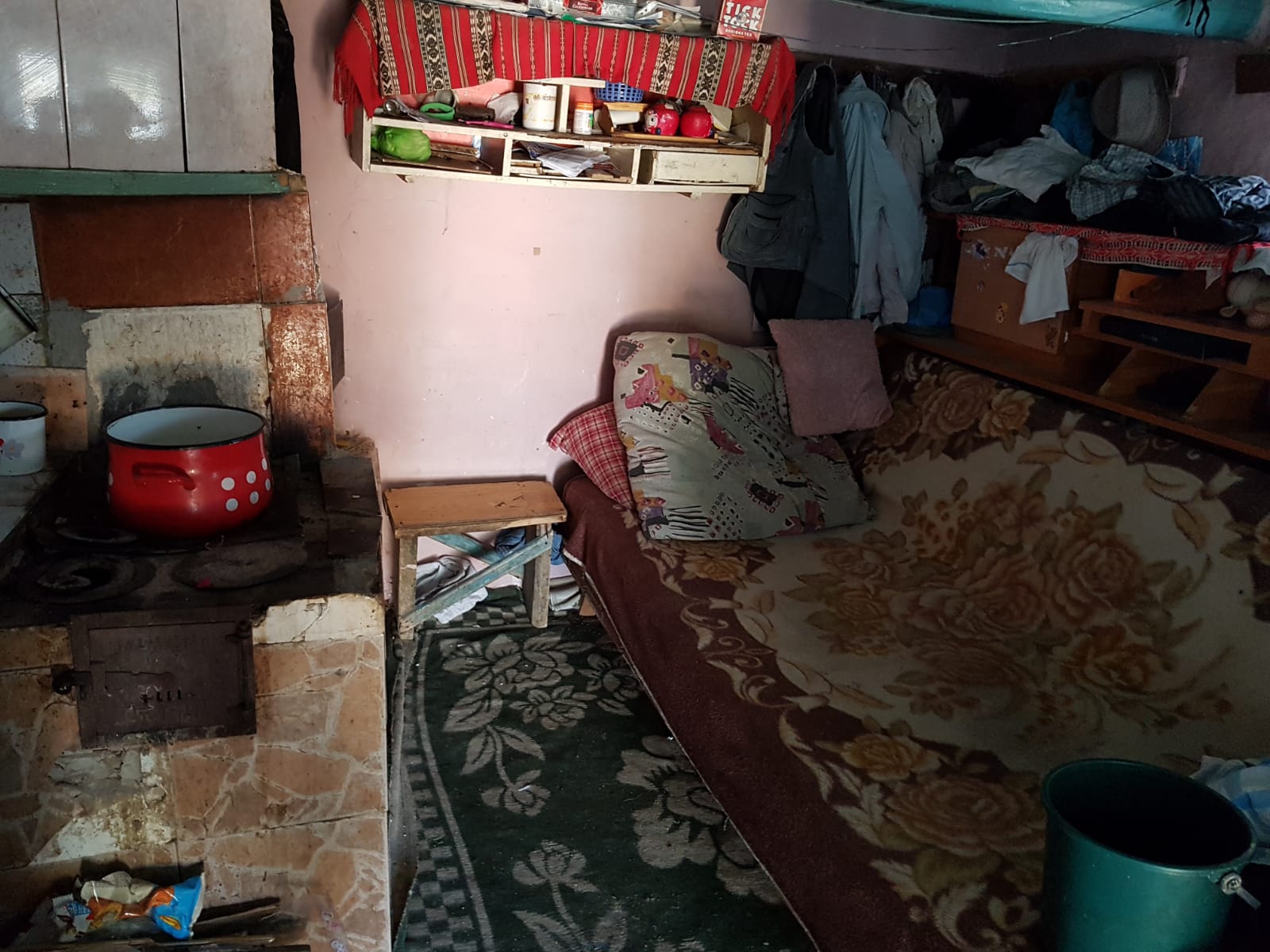 REPORTAJ: Am fost acasă la copila care merge flămândă la școală. Șapte suflete, fără speranță: trăiesc într-o cocioabă, fără frigider și aragaz și se tem că nu vor trece iarna/VIDEO&FOTO