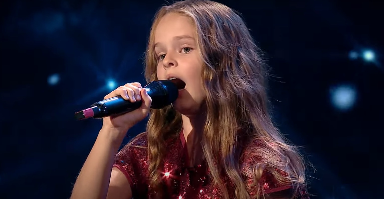 Rebeca Rizea, fetița de la „Românii au talent” despre care Pavel Bartoș a spus că are vocea Mădălinei Manole: „Cântă unu la unu și are doar 8 ani”