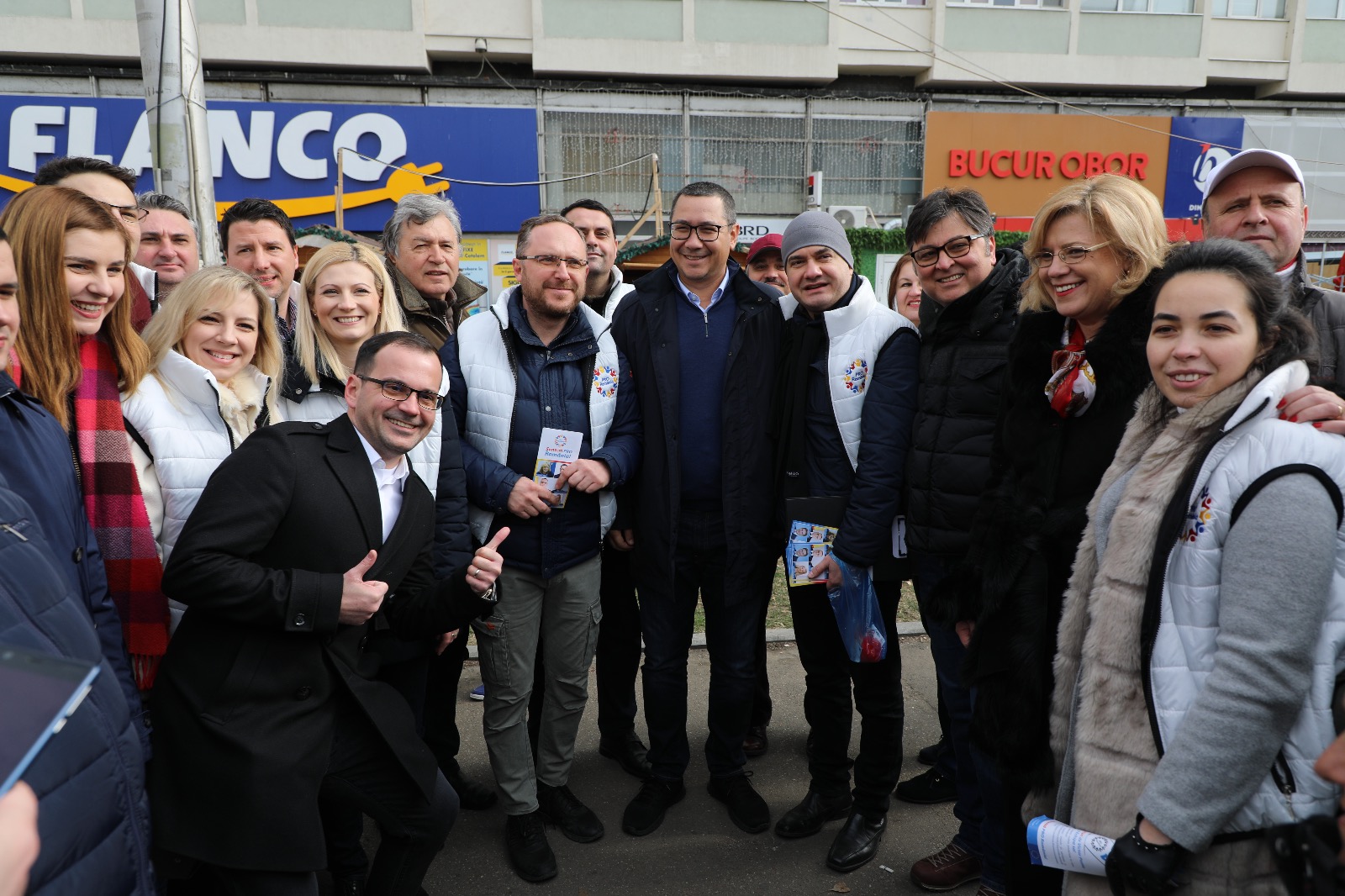 FOTO | Victor Ponta şi Corina Creţu au strâns semnături pentru Pro România, în Piaţa Obor
