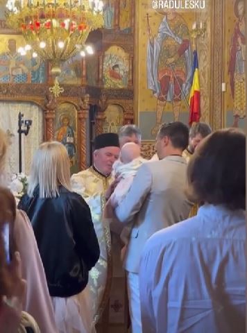 Roxana Hulpe și-a botezat fetița. Tatăl prezentatoarei a creștinat-o pe Zora