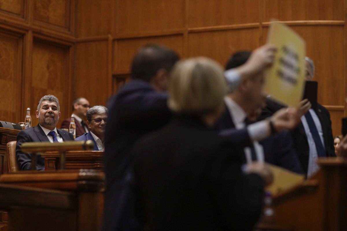 Discursul lui Ciolacu de la dezbaterea bugetului, întrerupt de protestul AUR și USR: „Inadmisibil ca românii să plătească taxe noi”