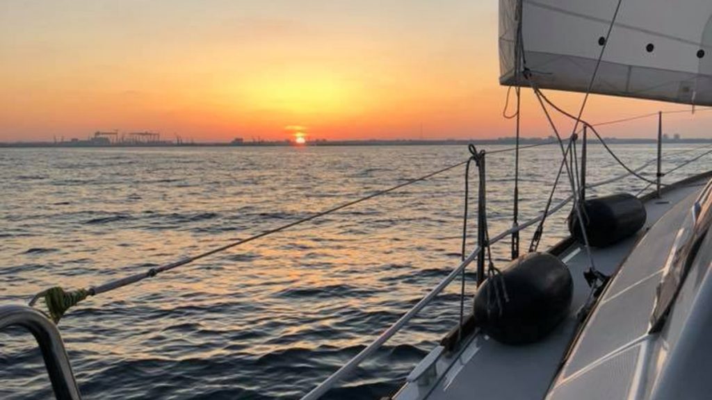 REPORTAJ: Yachting-ul devine o pasiune accesibilă oricui la Marina Limanu: "Îi desprindem de mal și plecăm cu ei la vânare de vânt, cu aripi de vele"