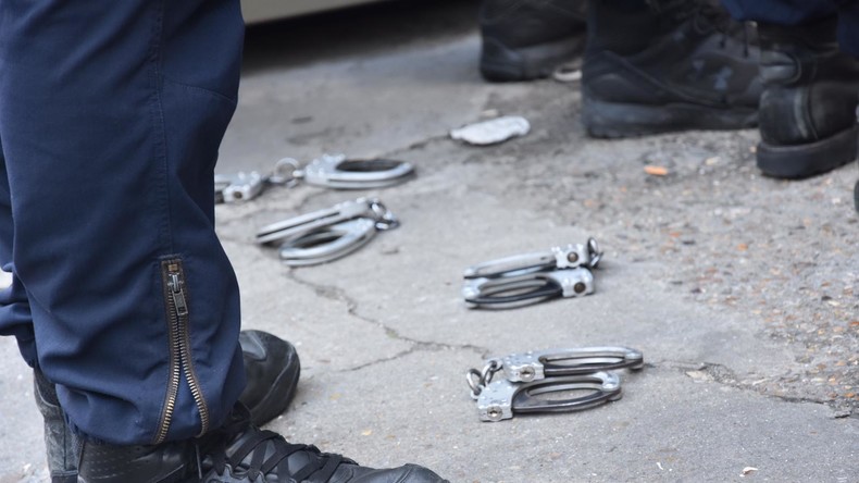 De ce și-au aruncat polițiștii francezi cătușele pe jos. Proteste în toată Franța: “Fără poliție, fără pace”