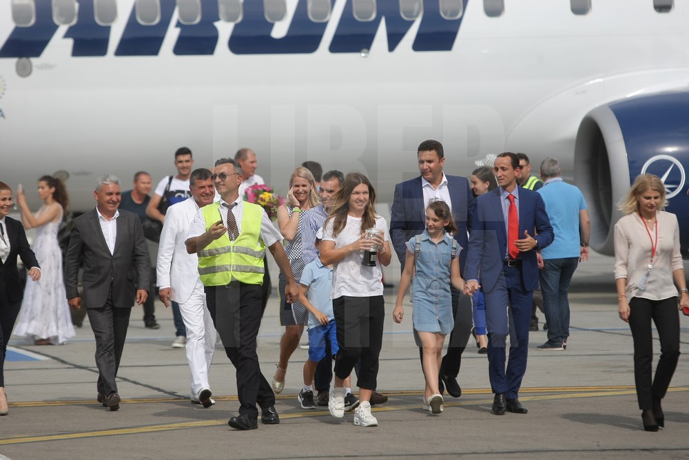 VIDEO&FOTO. Sosirea Simonei Halep în România după ce a câștigat Roland Garros 2018. Așteptată pe covorul roșu!