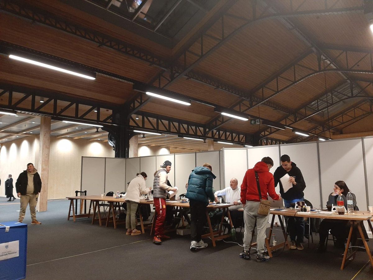 Imagini cu românii care au votat în diaspora la alegerile prezidențiale. Cel mai vârstnic alegător are 100 de ani