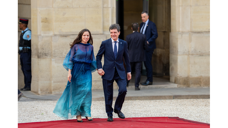 Imagini rare cu Mirabela Grădinaru și președintele României, Nicușor Dan, la dineul oferit de Emmanuel Macron. Stil și eleganță la Palatul Élysée