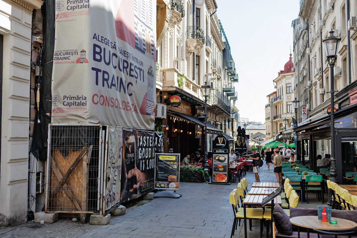 Curățarea Centrului Istoric a început, dar nu se vede. Cea mai profitabilă zonă turistică din București arată deplorabil