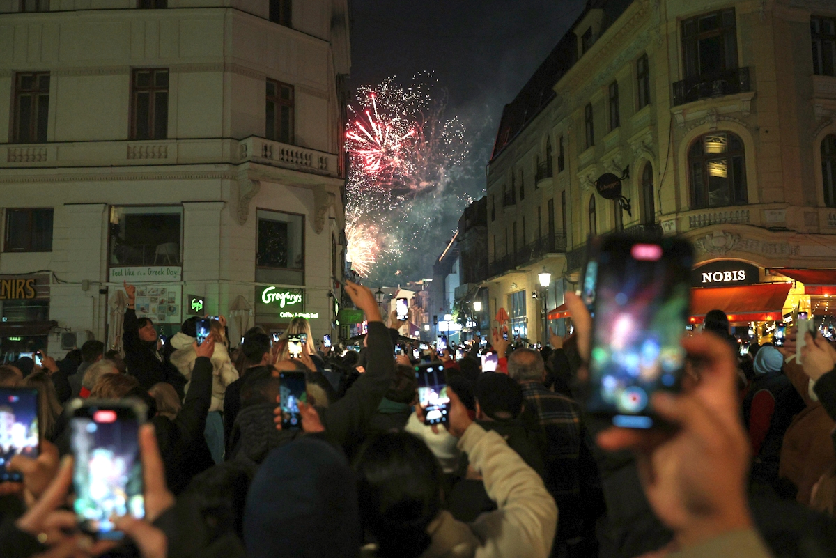 FOTO. Sute de persoane au petrecut de Revelion în Centrul Vechi, din București. A fost show și în Parcul IOR