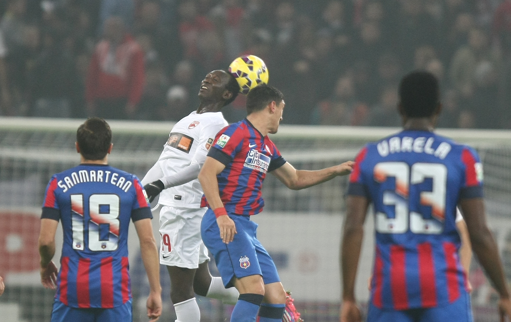 GALERIE FOTO&VIDEO/ DERBY-UL ROMÂNIEI, STEAUA - DINAMO 3-0. ^ Echipa din Ghencea i-a speriat pe ”câini” de Halloween! Szukala, Papp și Keșeru au înscris pentru roș-albaștri. Arlauskis și Bărboianu, loviți de petardele aruncate de suporteri. Băiatul lui Florentin Petre a debutat la Dinamo