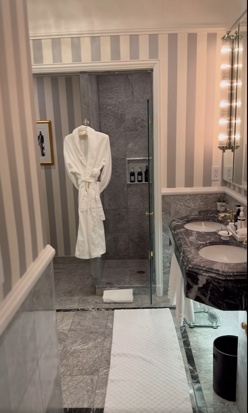 Cum arată camera de hotel în care a stat Andreea Marin în New York. Prețul pentru o noapte de cazare în locația de cinci stele nu e mic