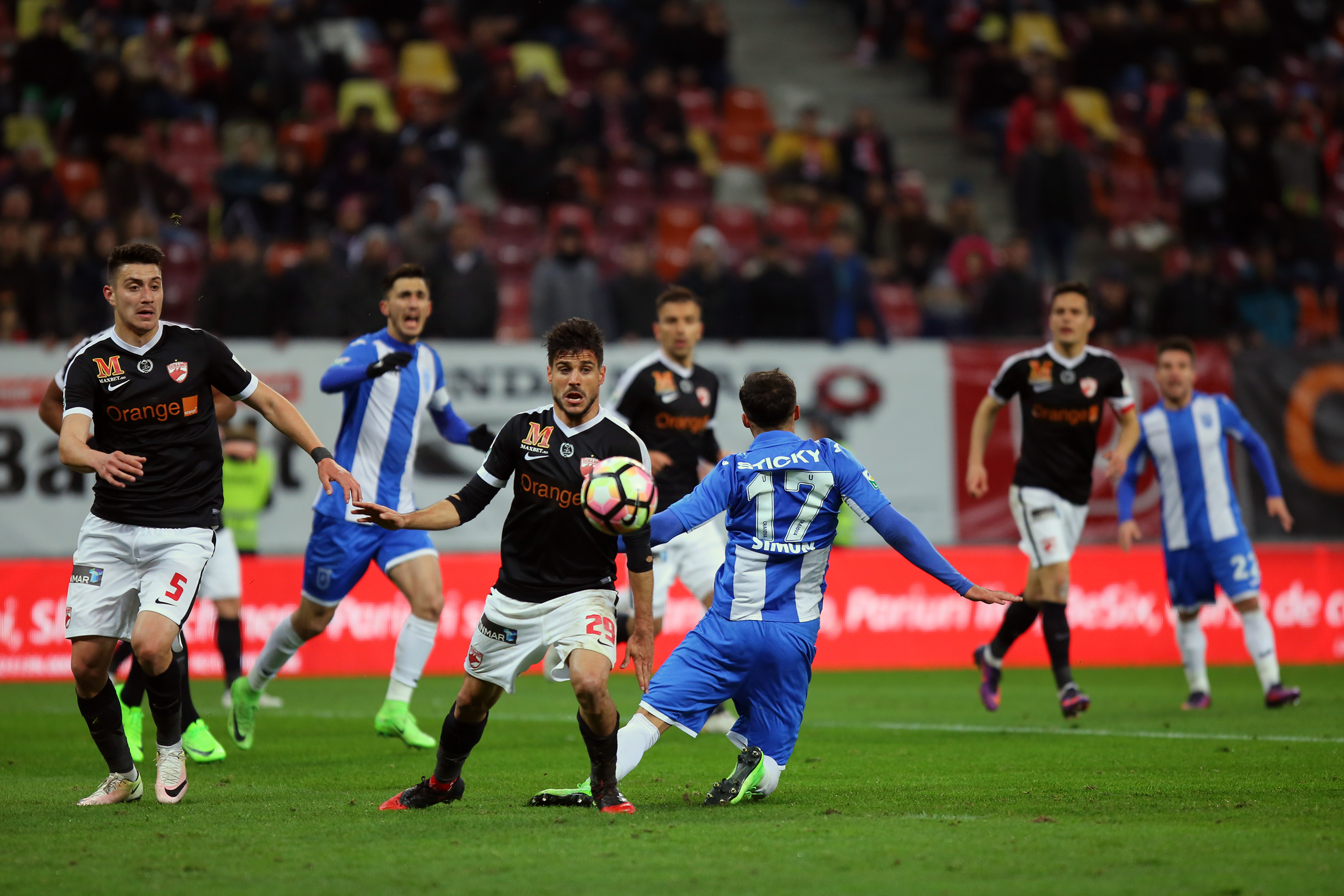 Liga 1, etapa a 25-a: Dinamo - CSU Craiova 2-1. ”Dublă” Nemec. Trei bare ale oltenilor într-un minut! Gol Gustavo, după penalty-ul ratat de Ivan. Fotbal-șampanie!/ FOTO&VIDEO