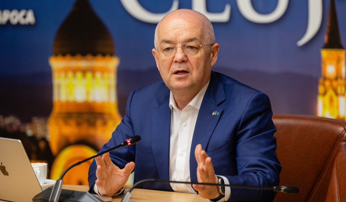 Imagini din grădina lui Emil Boc. Primarul din Cluj-Napoca a cules primele roșii cultivate de el: „O satisfacție pe care niciun magazin nu o poate oferi”