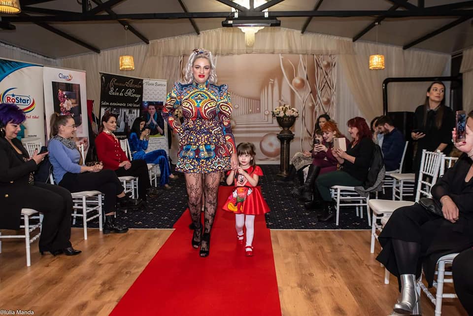 Ce spune Sânziana Buruiană despre faptul că-și alăptează fetița la trei ani. "Niciodată nu am încercat să opresc asta" | FOTO