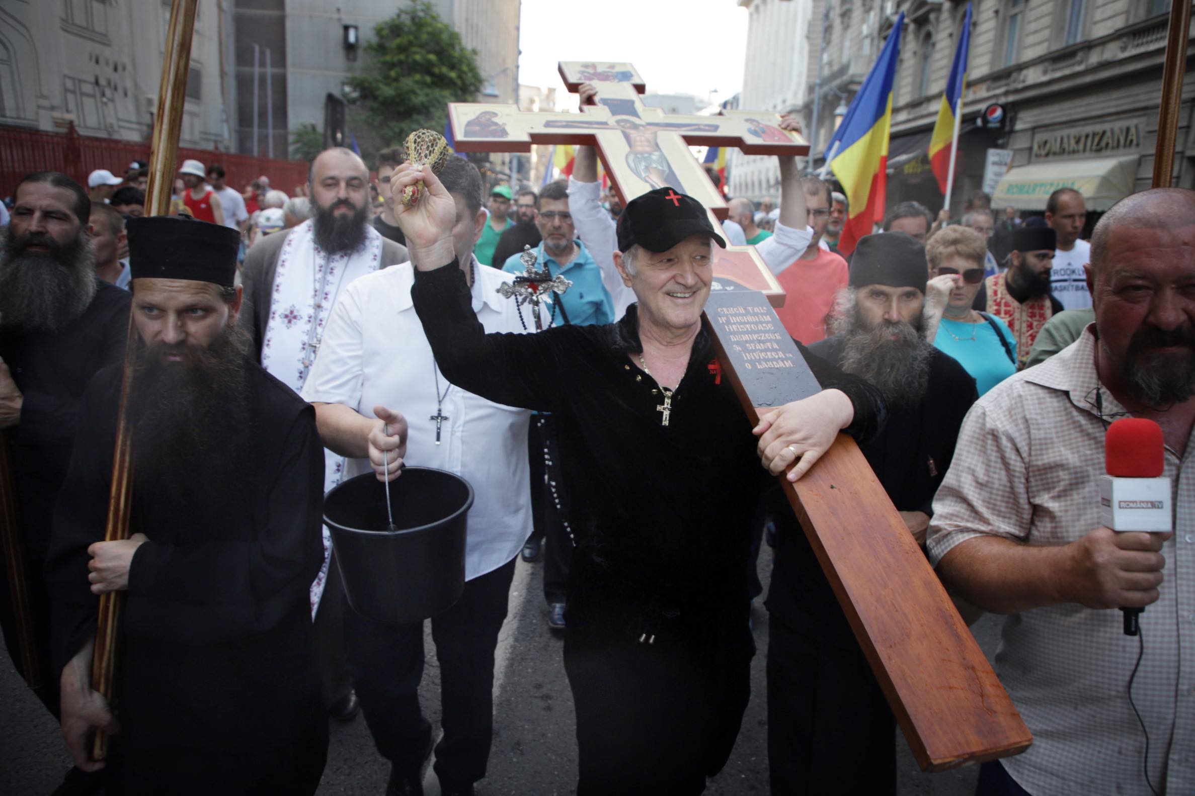 Gigi Becali a condus un miting anti-LGBT în București: „Dracii lasă duhuri rele”. ACCEPT: „Grupări agresive care instigă la ură”