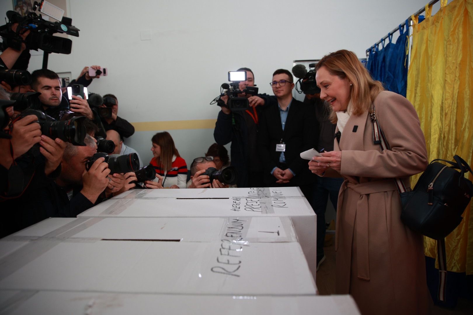 Cât costă paltonul purtat de Elena Lasconi în ziua alegerilor prezidențiale din 24 noiembrie. Ce a adus la secția de votare: „Fără blat”