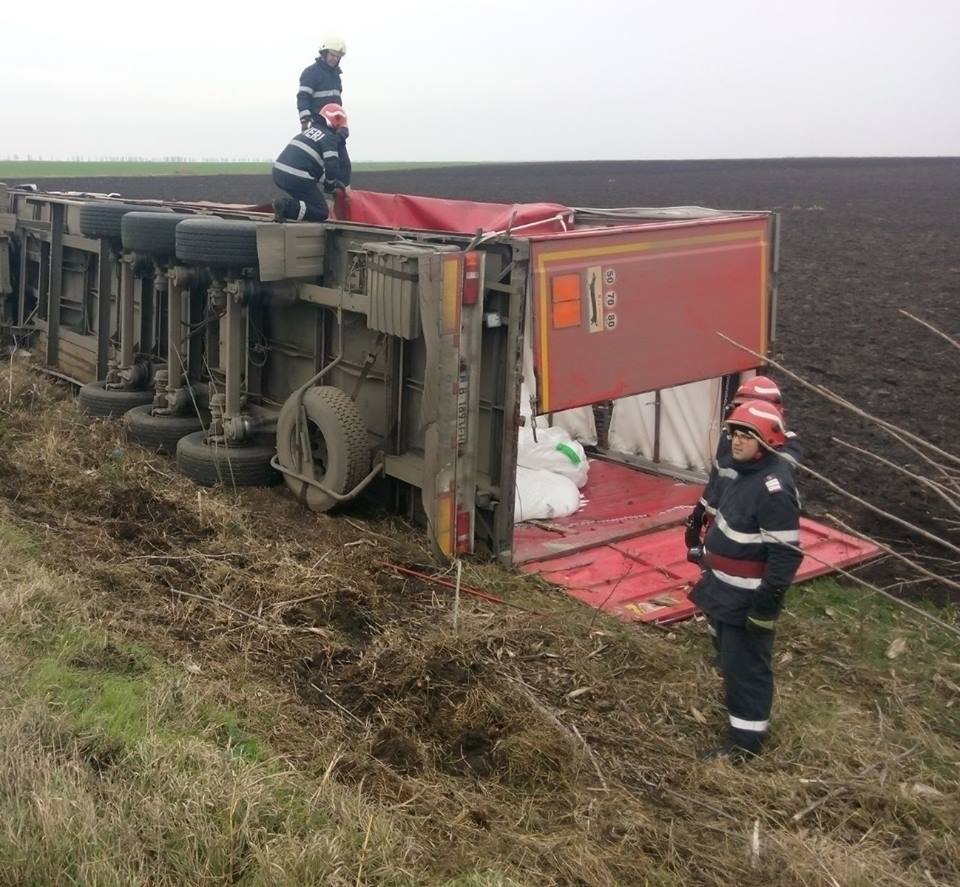 UPDATE: Un tir încărcat cu 24 de tone de azotat de amoniu s-a răsturnat în Buzău. Traficul în zonă a fost reluat | FOTO&VIDEO