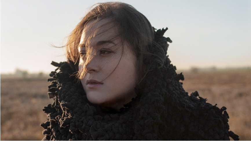 Zsigmond Dóra a paraszti kultúrából származó tudást, anyagokat teszi urbánus, hordható, divatos darabokká