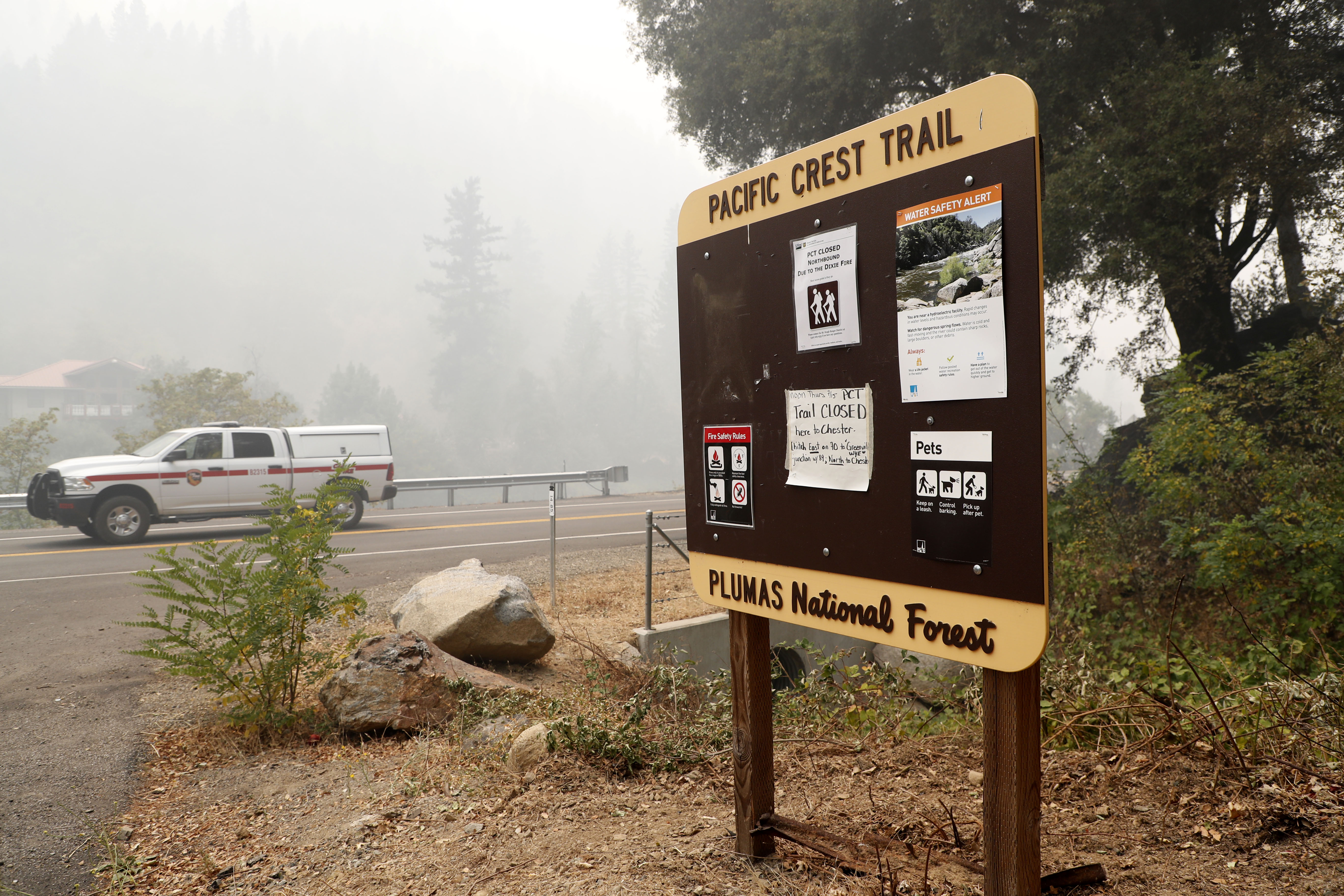 Incendiul uriaș din California creează propriul climat. Cu ce se luptă peste 5.400 de pompieri americani
