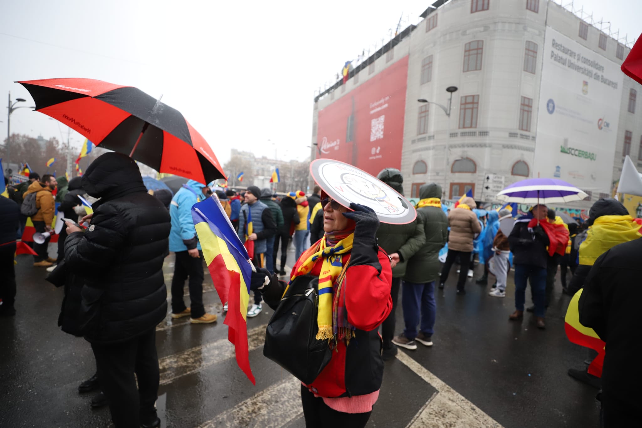 Străzi închise de poliție în ultima clipă în București, în timpul mitingului anunțat de AUR pe 1 martie