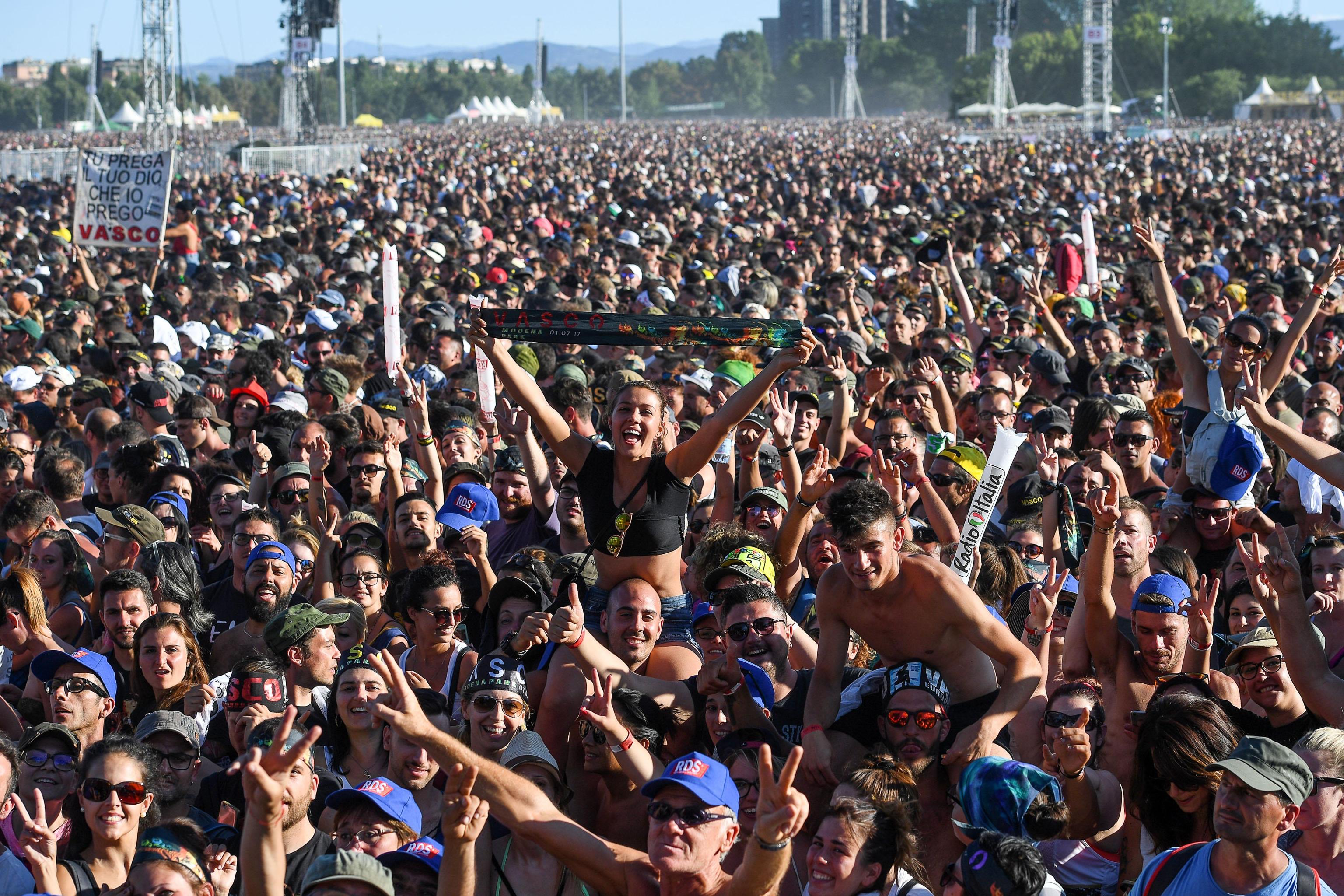 Un rocker italian a doborât recordul de bilete vândute pentru un concert. Melodia în timpul căreia femeile au rămas în sutien | VIDEO