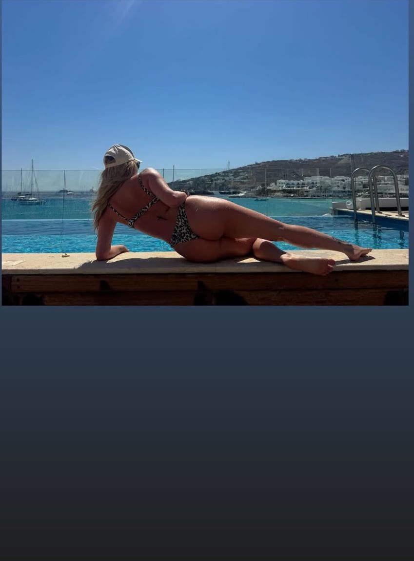 Unde a fugit Delia de canicula din România. Imagini incendiare cu artista în costum de baie