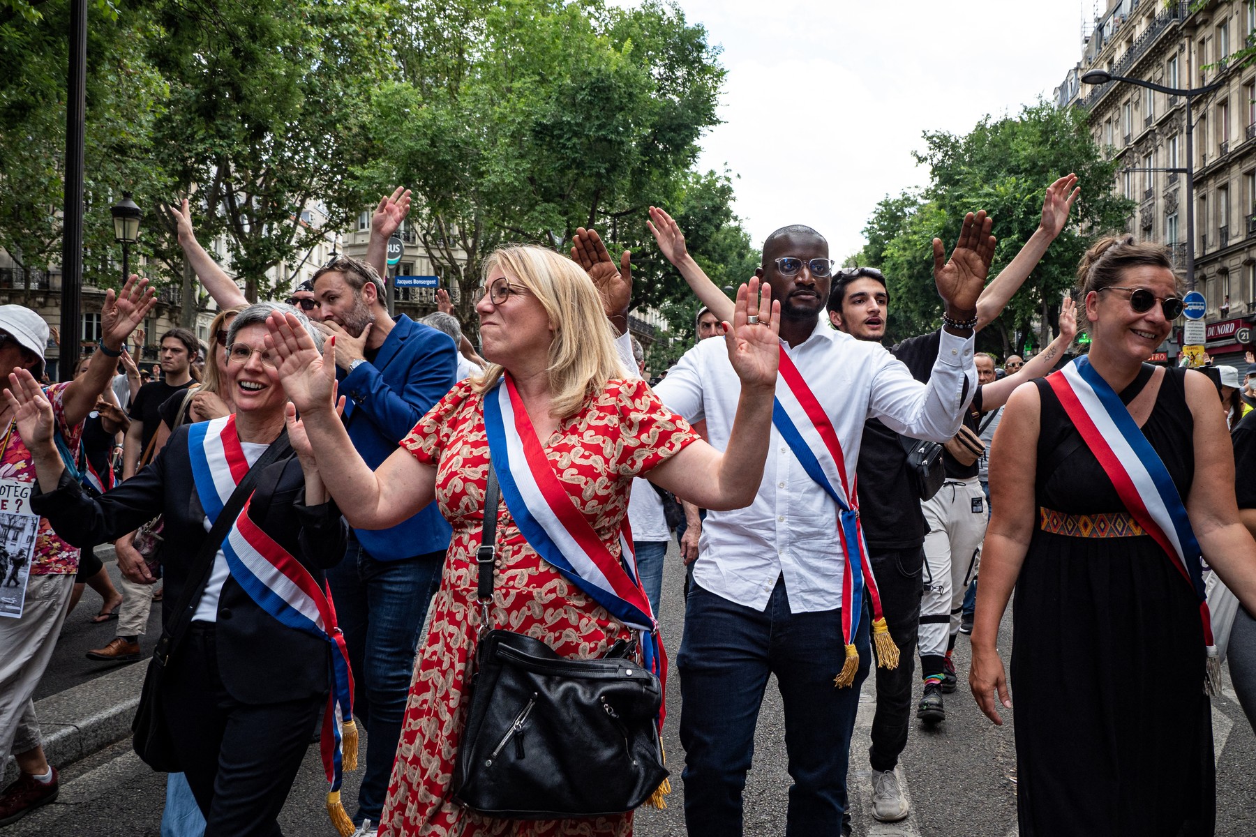 Sute de oameni au sfidat, la Paris, interdicția de a protesta, la o săptămână după revoltele urbane care au aruncat Franța în haos. VIDEO