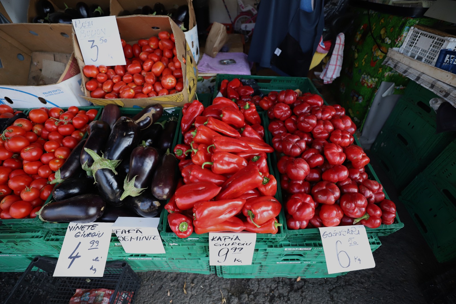 Cât costă să cumperi ingrediente pentru 10 borcane de zacuscă: calculul pentru rețeta tradițională cu vinete, ardei kapia, gogoșari și ceapă