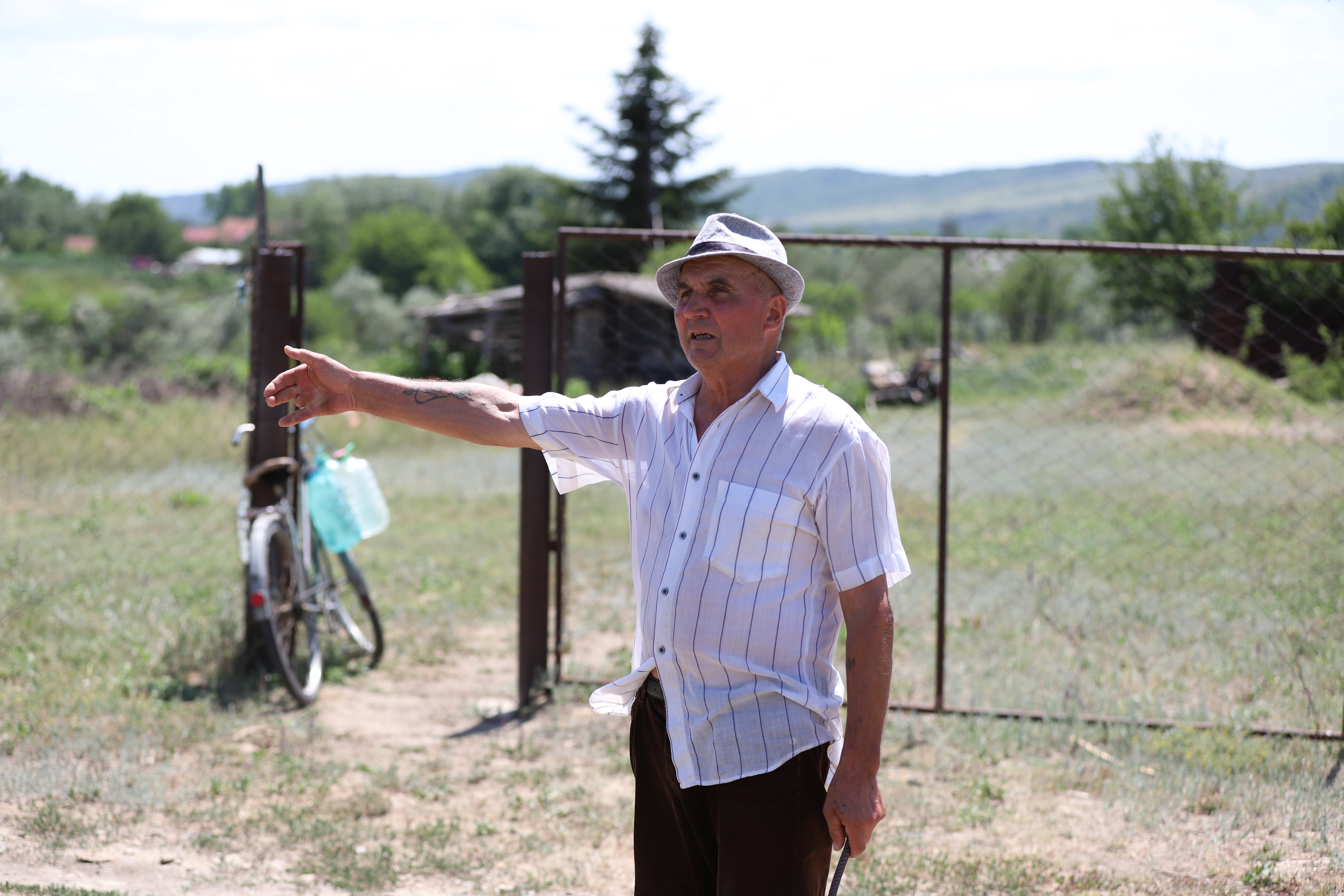 REPORTAJ. De ce un pensionar dintr-un sat din Buzău cară apă de la fântână pentru animale: „Când o mulgi, nu vezi că-i laptele sărat?”