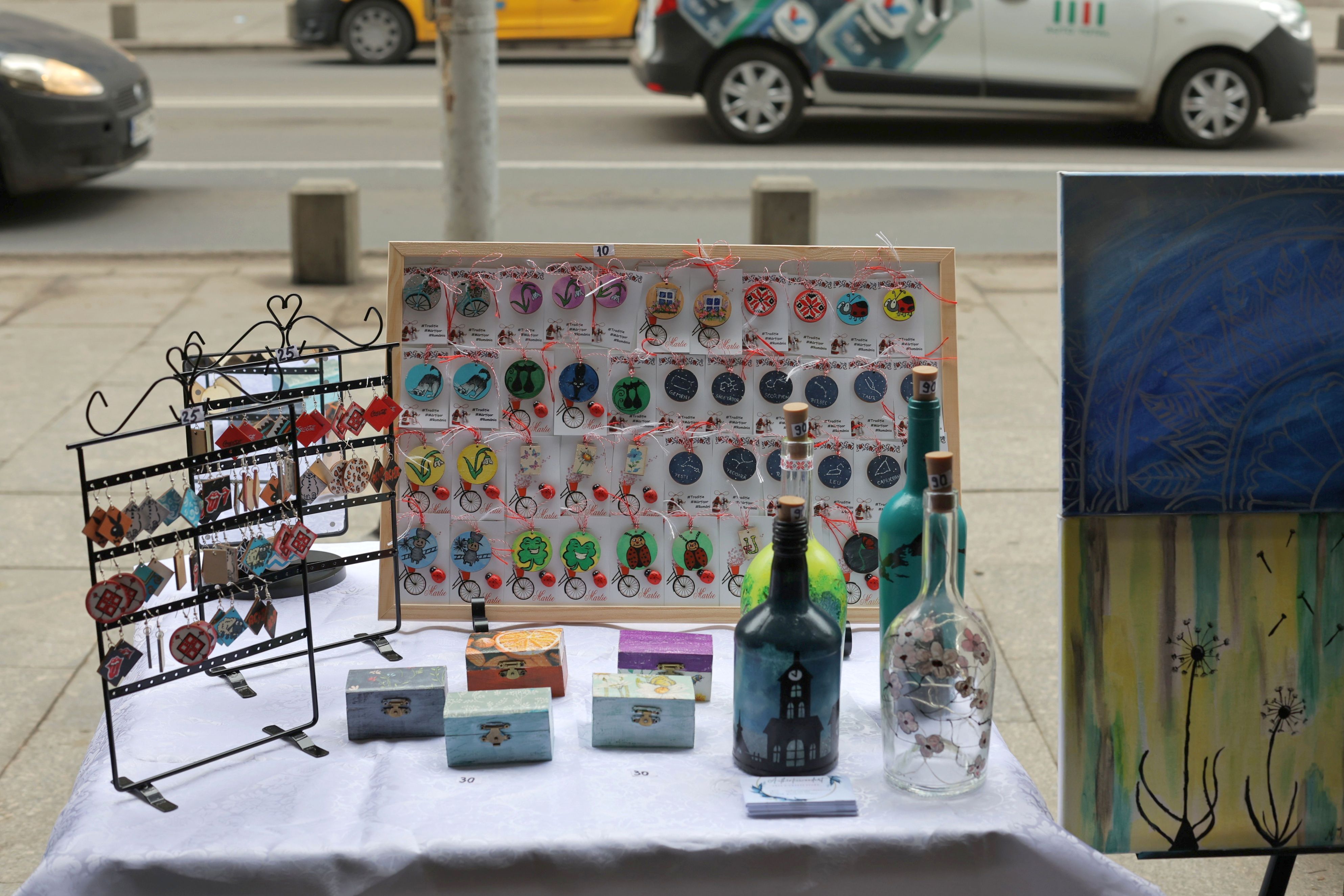 Vizită prin târgurile de mărțișoarele handmade din București. „Toată vara lucrez pentru a aduce zâmbete în luna martie”