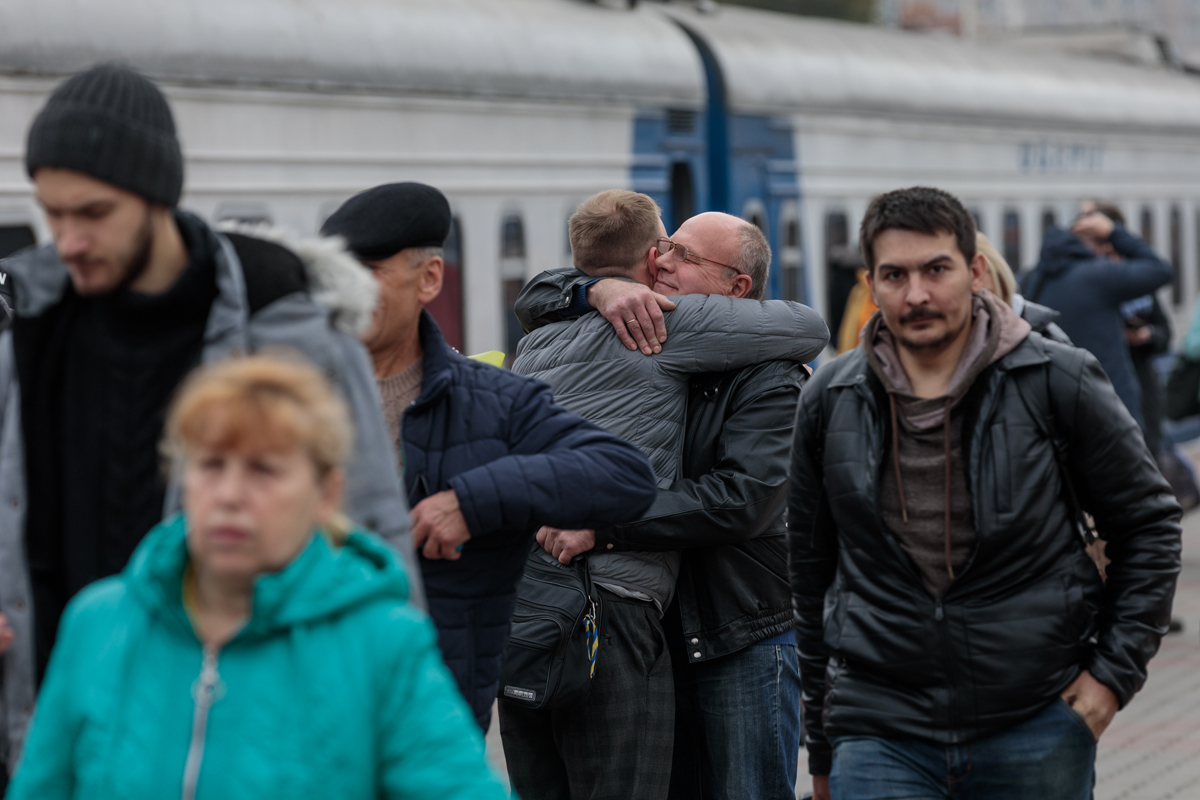 Însemnări din Odesa. Înainte de război, ghizii transportau turiștii cu mașini electrice. Astăzi, monumentele UNESCO sunt protejate în cutii antibombă