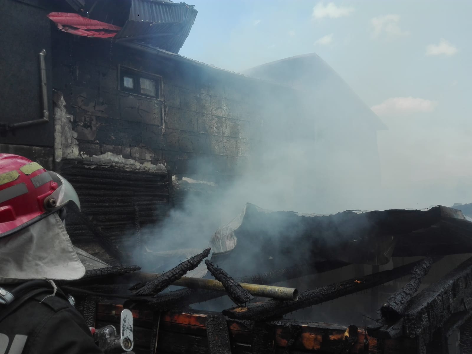 UPDATE/ Patru case din Tulnici, Vrancea, cuprinse de flăcări. Pompierii au localizat incendiul/ GALERIE FOTO&VIDEO