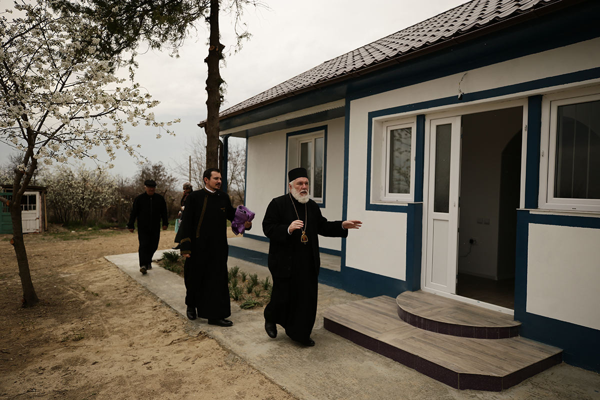 Fața discretă a Bisericii. Miracolul făcut de un preot și de oamenii dintr-un sat din Tulcea pentru o fetiță sărmană de 8 ani: „Roz a vrut, roz a ieșit!”