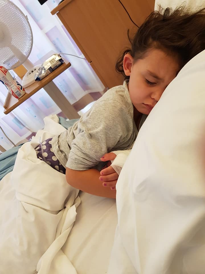 FOTO | O fetiță a făcut septicemie de la o bacterie pe care a luat-o probând o pereche de pantofi