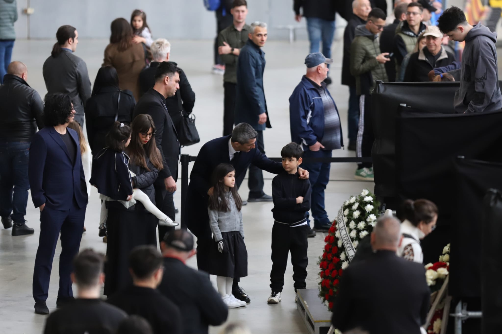 Livetext Mii de români își iau adio de la Mircea Lucescu la Arena Națională înainte de funeraliile cu onoruri militare / „Leucemia i-a provocat și grăbit sfârșitul”