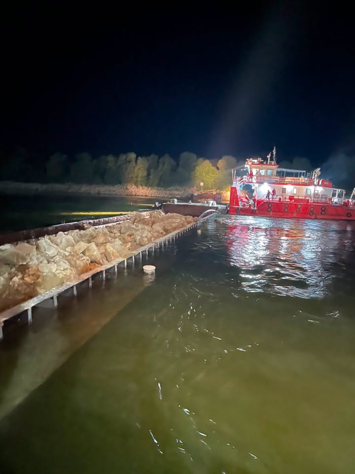 Imagini noi cu scufundarea celor patru barje în Dunăre. Cine sunt căpitanii care au ajutat la operațiune