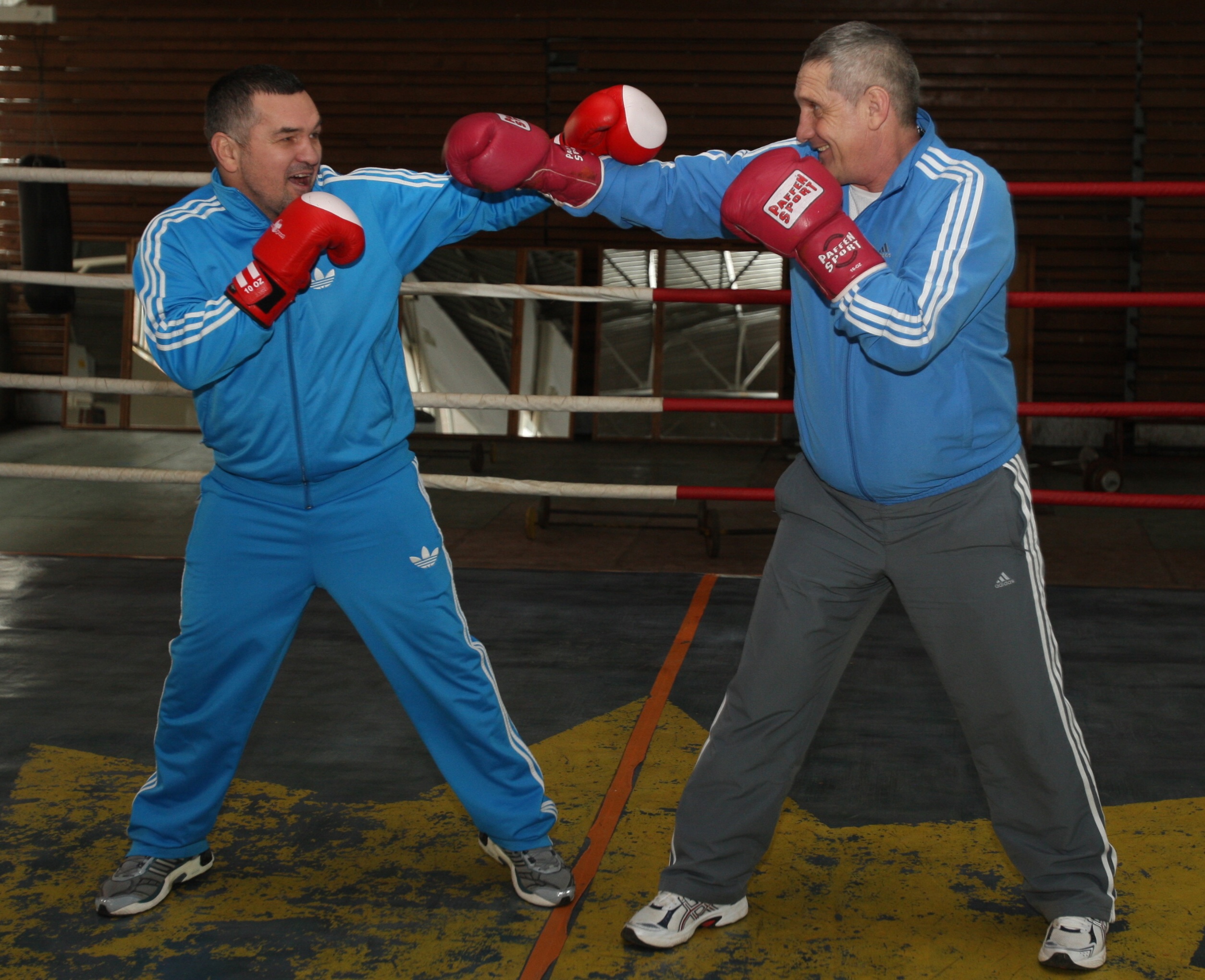 Antrenorul de box Titi „Prosop” Tudor a împlinit 70 de ani. A primit tort, 70 de sarmale și... un prosop