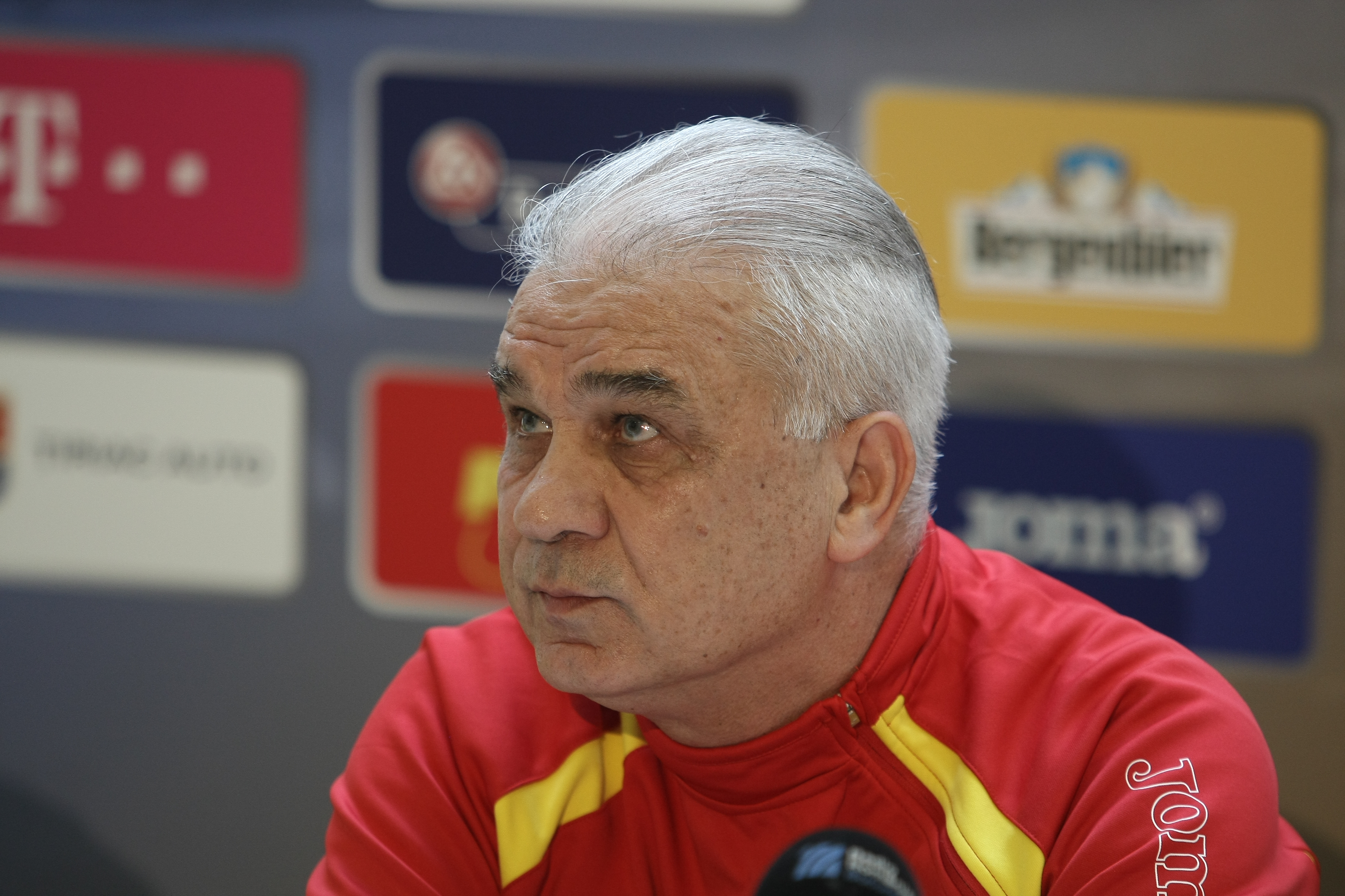 PRELIMINARIILE EURO 2016, ROMÂNIA - GRECIA (luni, ora 21.45, TVR 1) / Puiu e nervos. A plecat brusc din conferința de presă. Nu știe dacă va fi lăsat la cârma naționalei, ^dacă va califica echipa la turneul final din Franța. Ce au declarat tricolorii la Mogoșoaia / GALERIE FOTO
