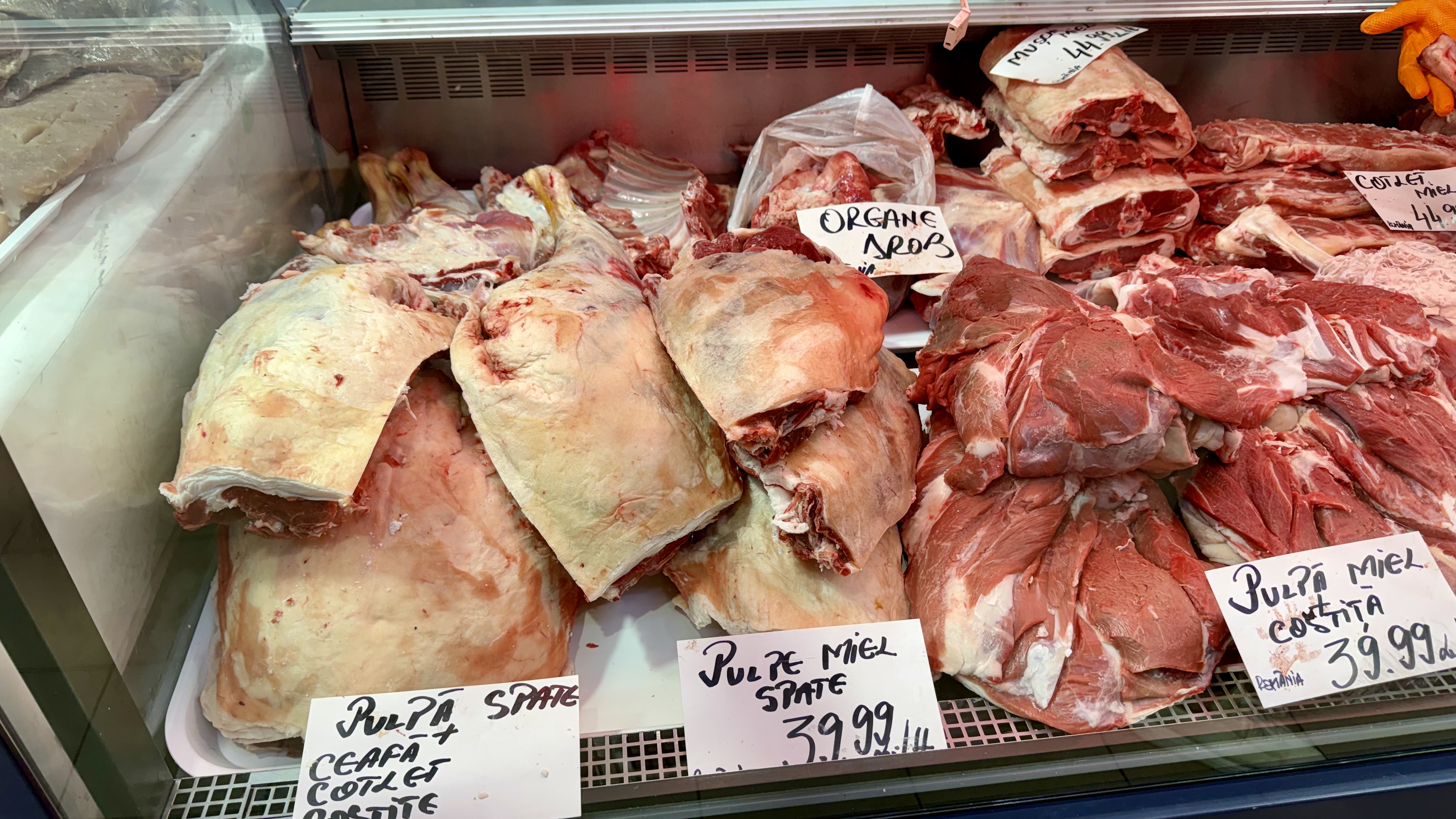 Preț miei Paște 2026. Cât costă kilogramul de carne de miel la București? „Am luat jumătate și am terminat bâlciul!”