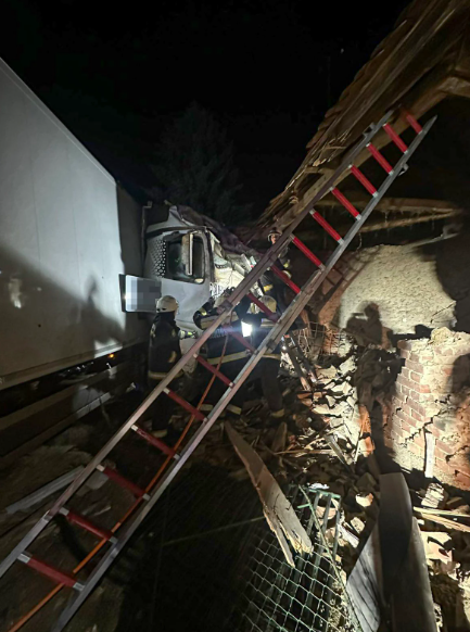 Victoria a scăpat după ce un camion de 30 de tone a intrat în dormitorul ei și l-a dărâmat: „Parcă a picat o bombă peste casă. Un miracol că a supraviețuit fără nimic rupt”